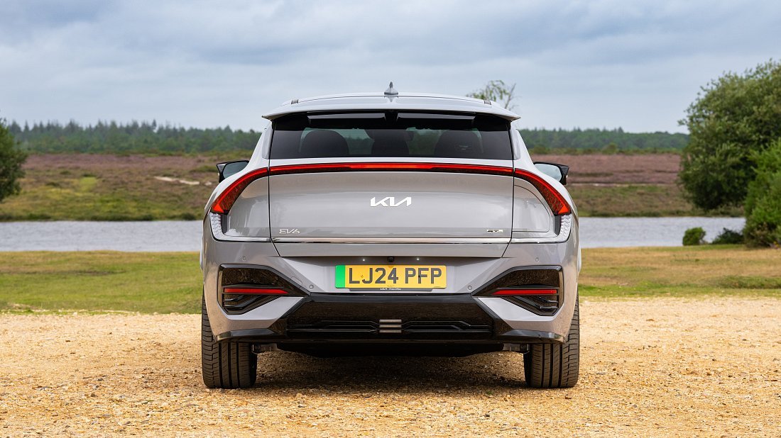 Kia EV6 Standard Range RWD (2024-…) вид сзади, задние фонари, багажник, спойлер, эмблема, бампер, экстерьер