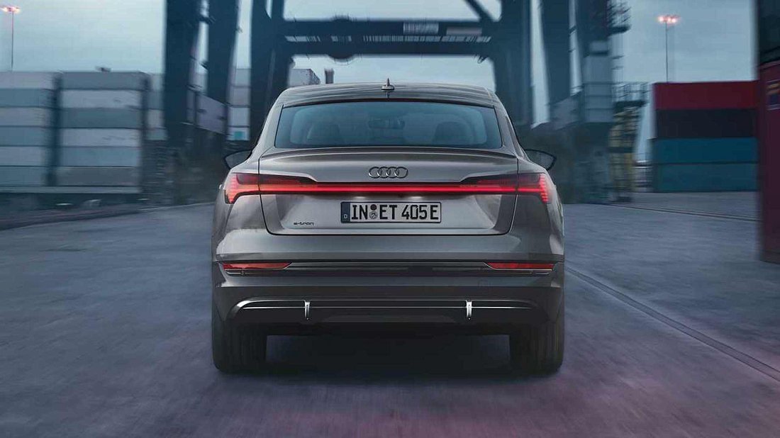 Audi e-tron Sportback 55 quattro (2020-2022) вид сзади, задние фонари, багажник, спойлер, эмблема, бампер, экстерьер