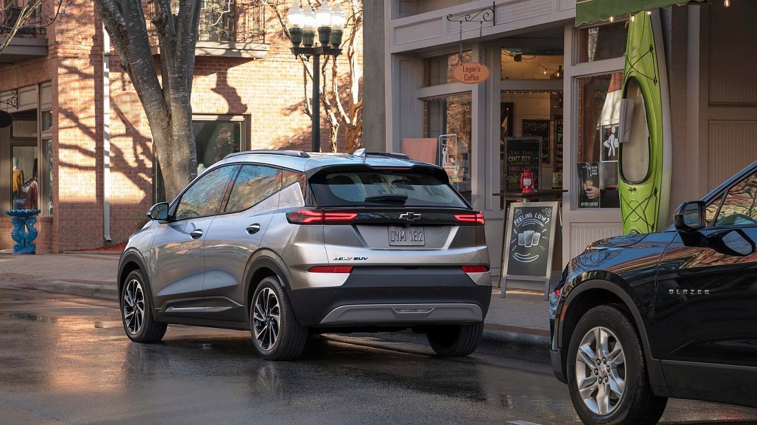 Chevrolet Bolt EUV Gen 1 (2022-2023) вид сзади, задние фонари, багажник, спойлер, эмблема, бампер, экстерьер