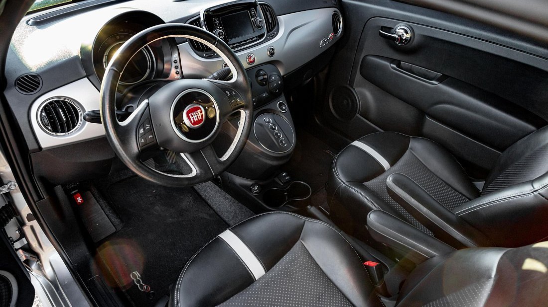 Fiat 500e Hatchback 24 kWh (2013-2019) интерьер, переднее сиденье, водительское сиденье, приборная панель, рулевое колесо, информационно-развлекательная система, кокпит