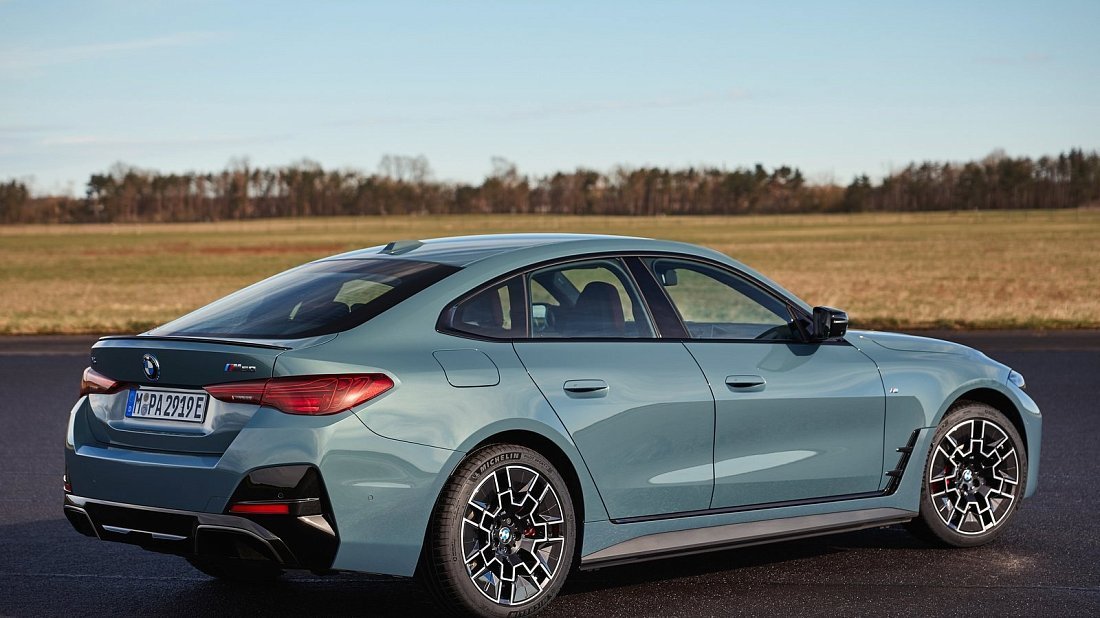 BMW i4 M50 (2024-…) задняя часть в три четверти, вид в три четверти, диагональ, экстерьер
