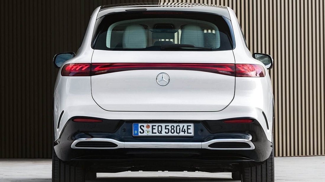 Mercedes EQS SUV 580 4MATIC (2023-…) вид сзади, задние фонари, багажник, спойлер, эмблема, бампер, экстерьер