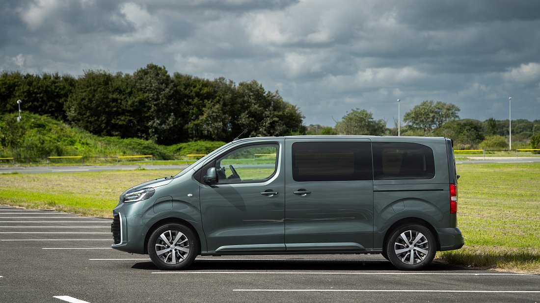 Toyota Proace Verso Electric L1 50 kWh (2024-...) вид сбоку, силуэт, двери, колеса, экстерьер