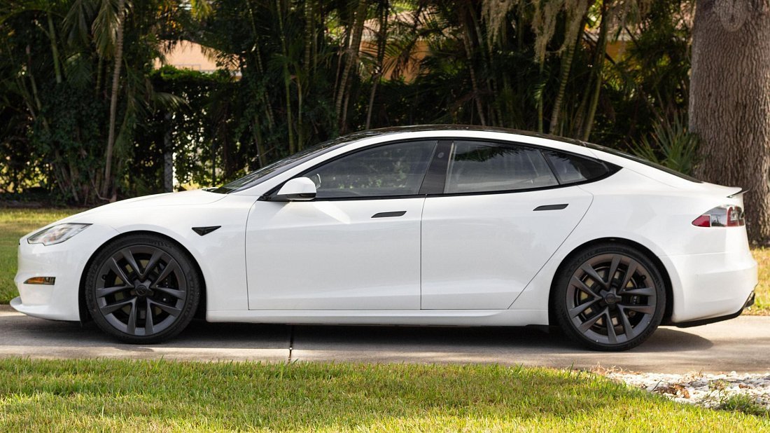 Tesla Model S Plaid (2021-…) вид сбоку, силуэт, двери, колеса, экстерьер
