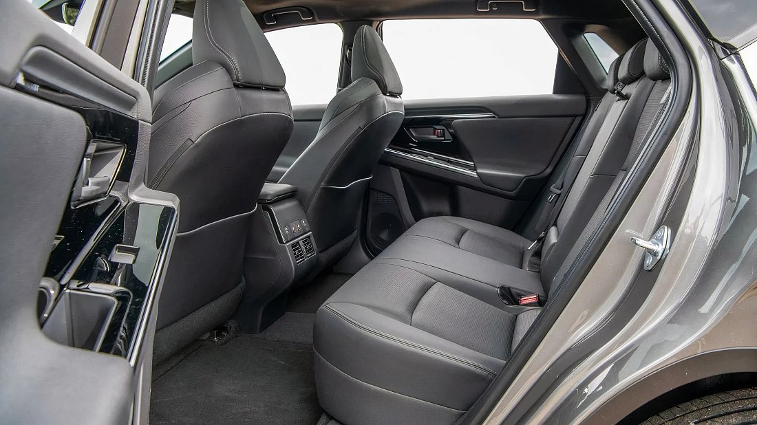 Toyota bZ4X AWD (2022-2025) задние сиденья, пассажирские сиденья, пространство для ног, пространство над головой, интерьер