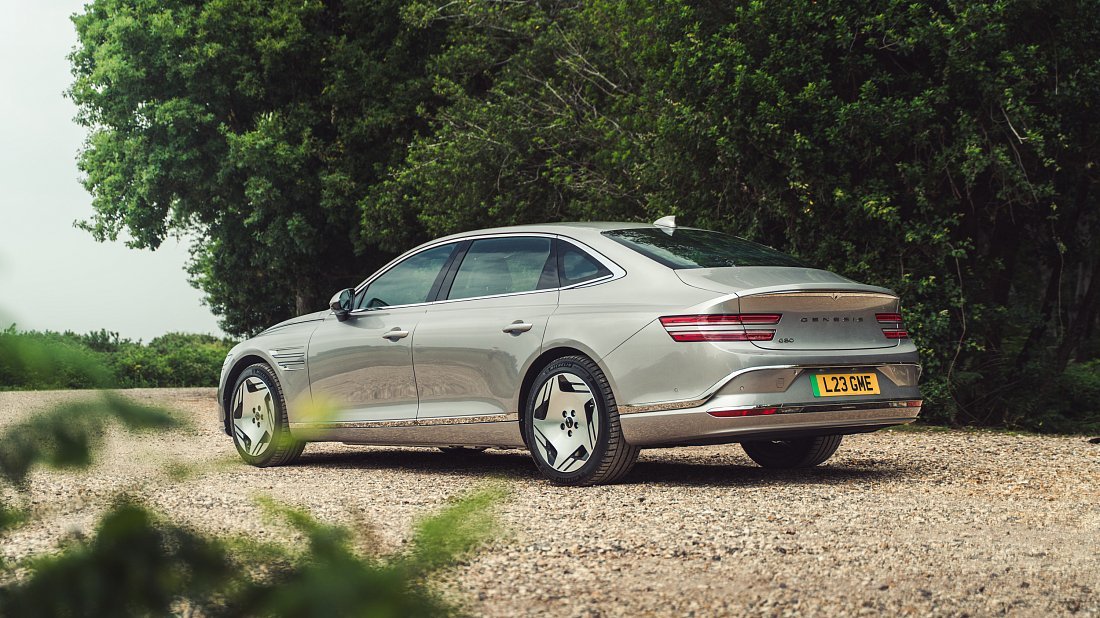 Фото Genesis Electrified G80 AWD (2025-…) задняя часть под углом