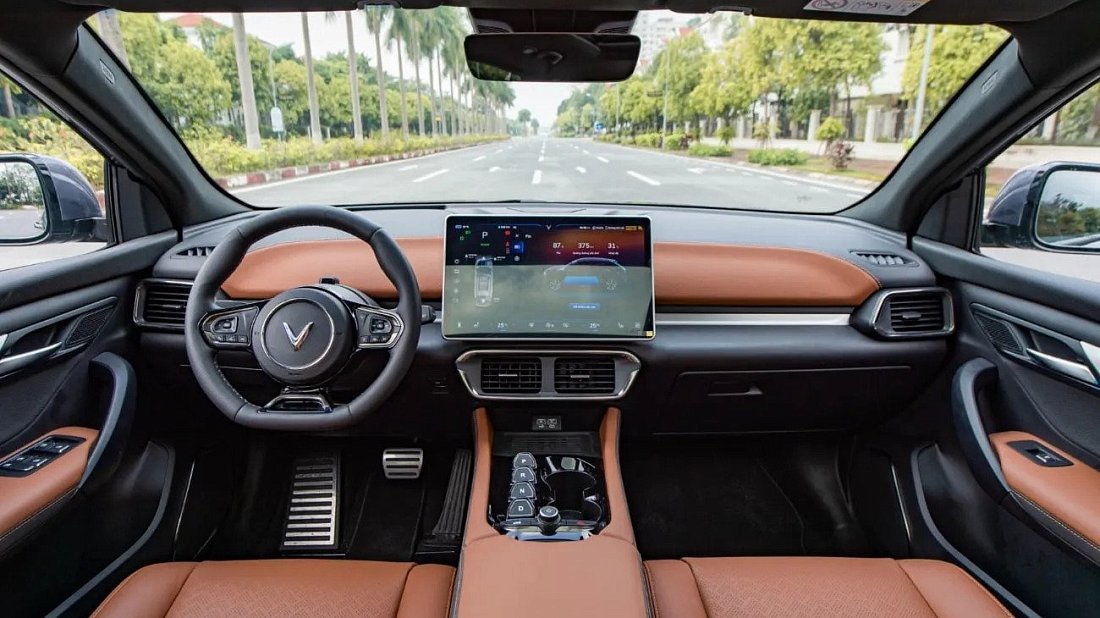 VinFast VF 8 Plus (2024-…) интерьер, переднее сиденье, водительское сиденье, приборная панель, рулевое колесо, информационно-развлекательная система, кокпит