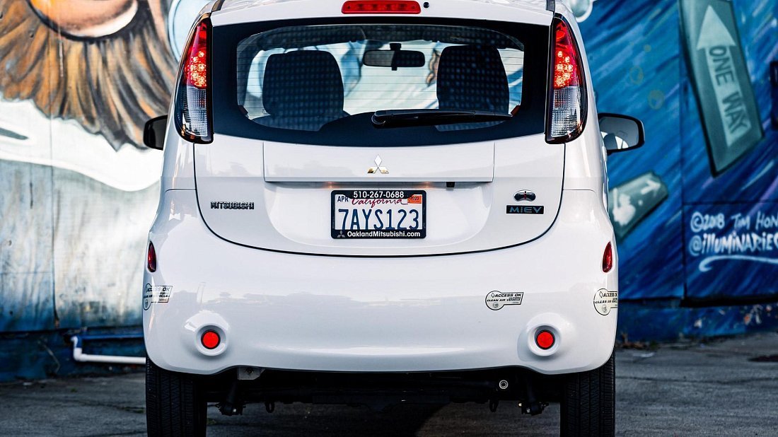 Mitsubishi i-MiEV Gen 1 (2010-2021) вид сзади, задние фонари, багажник, спойлер, эмблема, бампер, экстерьер