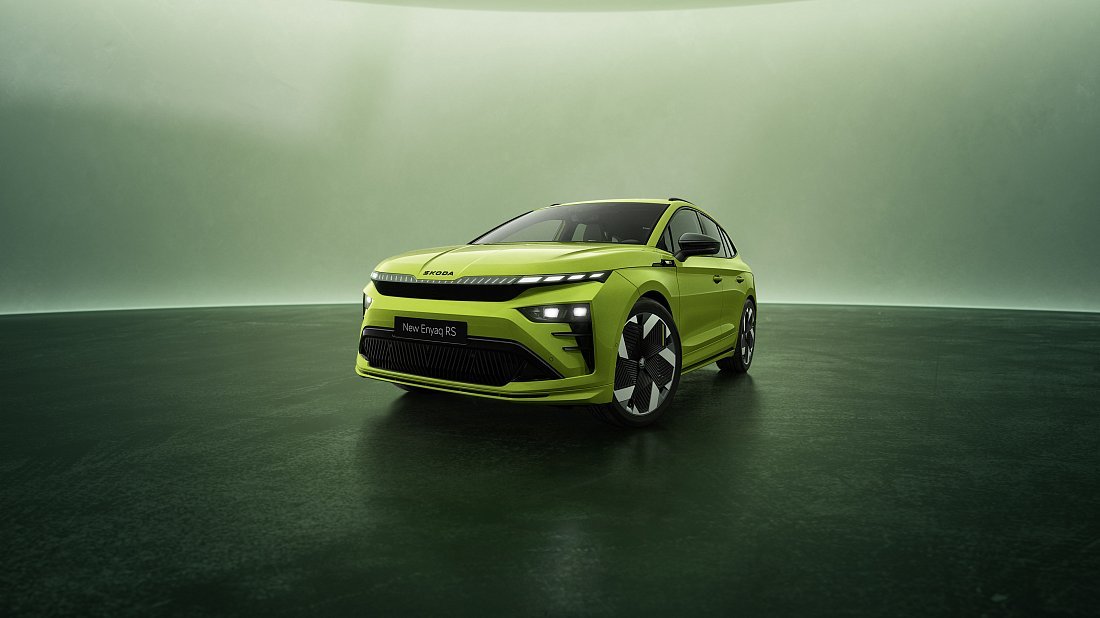 Škoda Enyaq RS (2025-...) вид спереди, спереди сбоку, по диагонали, экстерьер