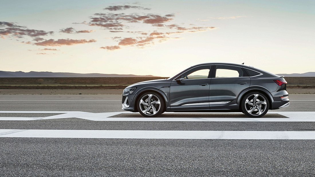 Фото Audi e-tron Sportback S (2020-2022) вид сбоку