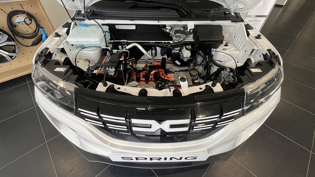 Фото Dacia Spring Cargo Electric 45 (2023-2024) передний багажник (frunk)
