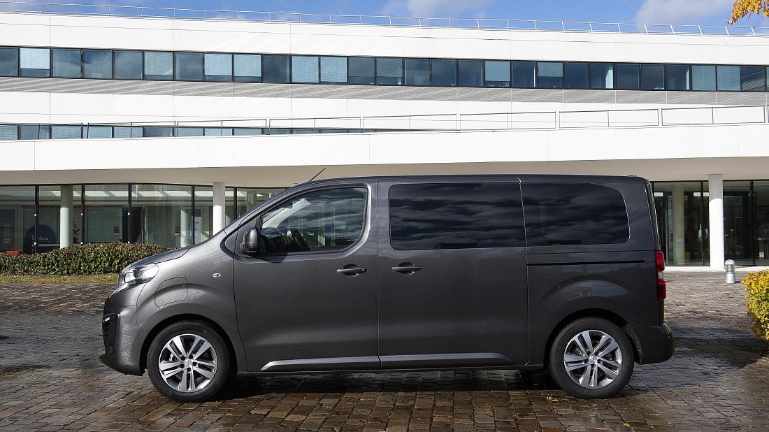 Peugeot e-Traveller Standard 50 kWh (2020-2024) вид сбоку, силуэт, двери, колеса, экстерьер