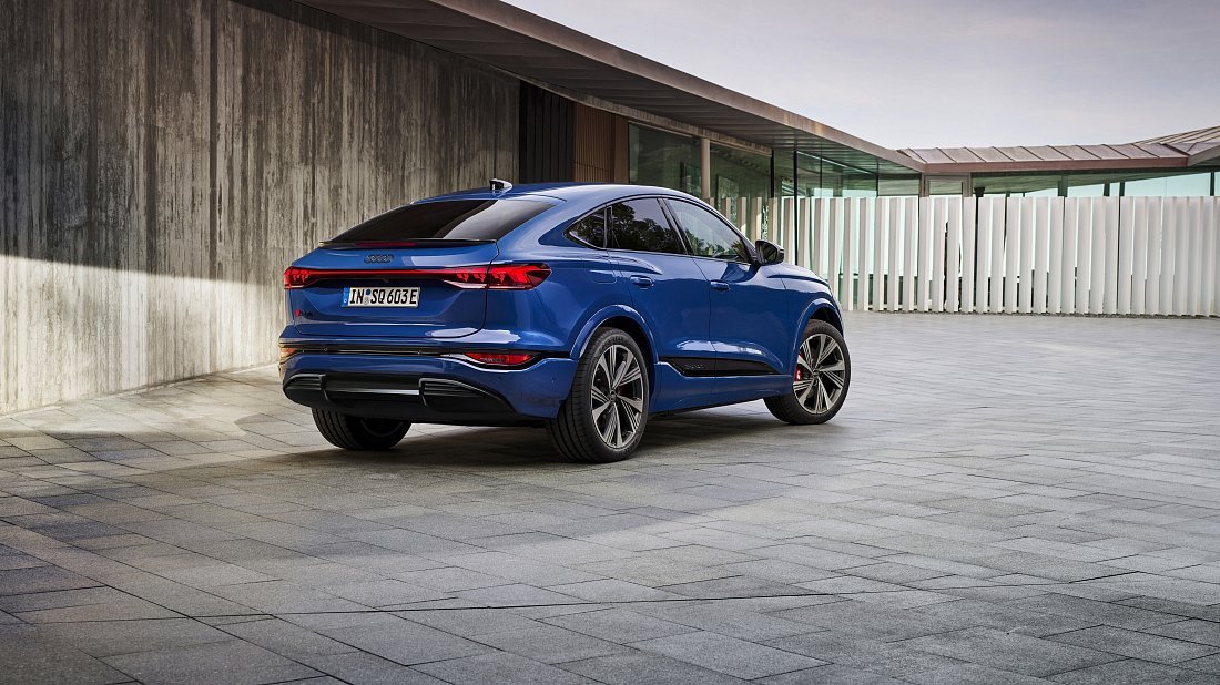 Audi SQ6 Sportback e-tron (2025-…) задняя часть в три четверти, вид в три четверти, диагональ, экстерьер