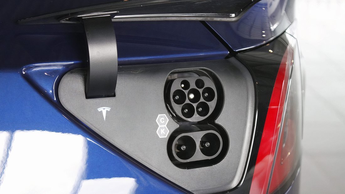 Фото Tesla Model Y Long Range AWD (2020-2021) порт для зарядки (Европа)
