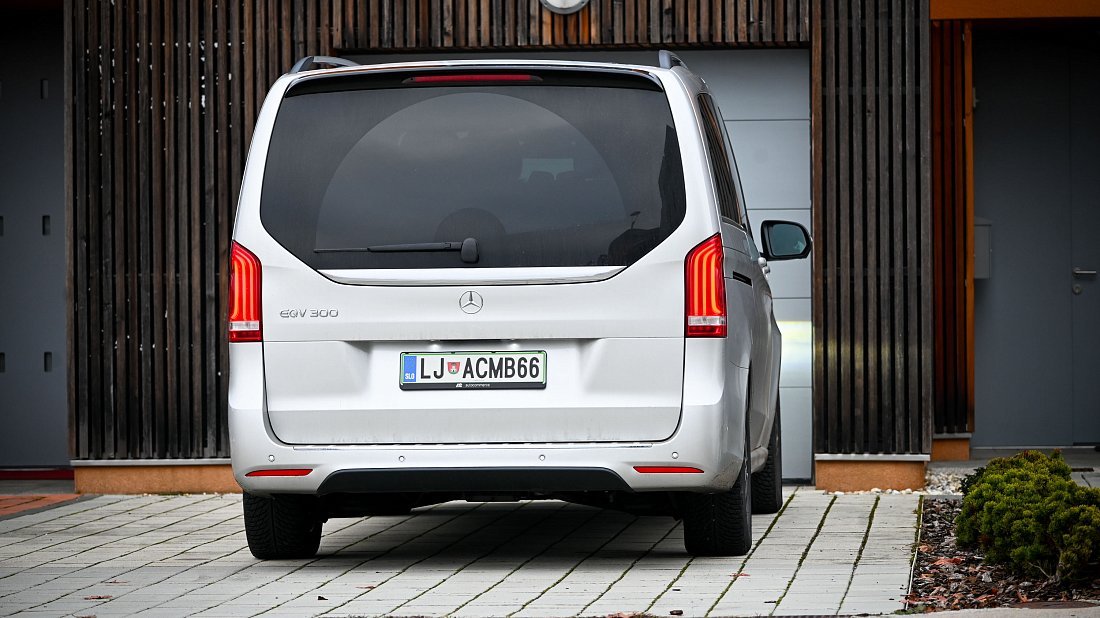 Mercedes EQV 300 Long (2020-2024) вид сзади, задние фонари, багажник, спойлер, эмблема, бампер, экстерьер