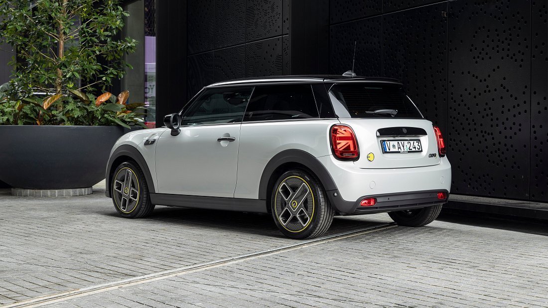 Mini Cooper SE (2021-2024) задняя часть в три четверти, вид в три четверти, диагональ, экстерьер