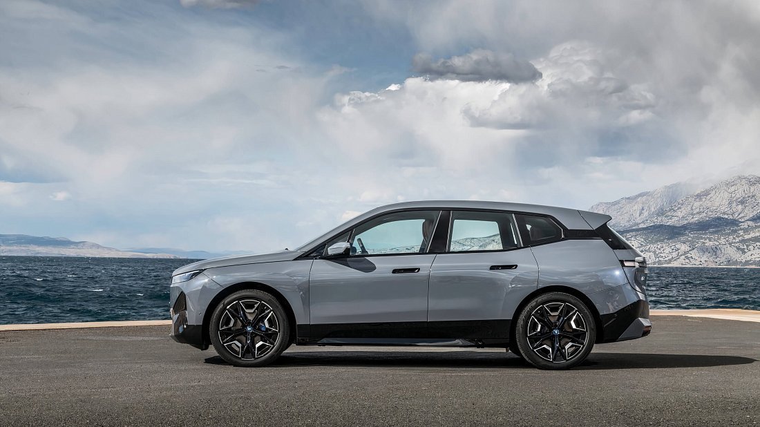 BMW iX xDrive50 (2021-2025) вид сбоку, силуэт, двери, колеса, экстерьер