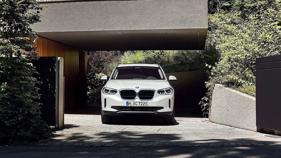BMW iX3 Gen 1 (2020-2021) передняя часть, решетка радиатора, фары, бампер, экстерьер