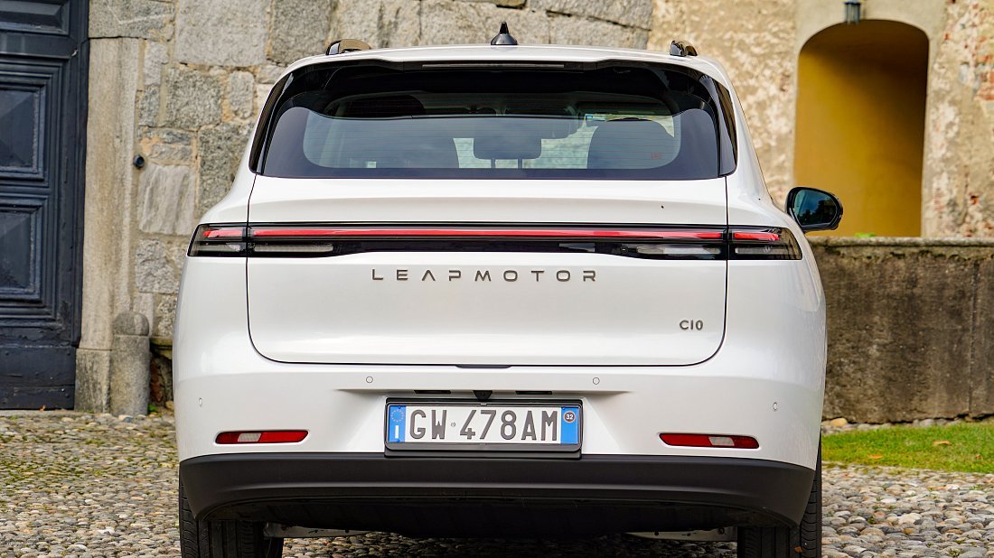 Leapmotor C10 (2024-..) вид сзади, задние фонари, багажник, спойлер, эмблема, бампер, экстерьер