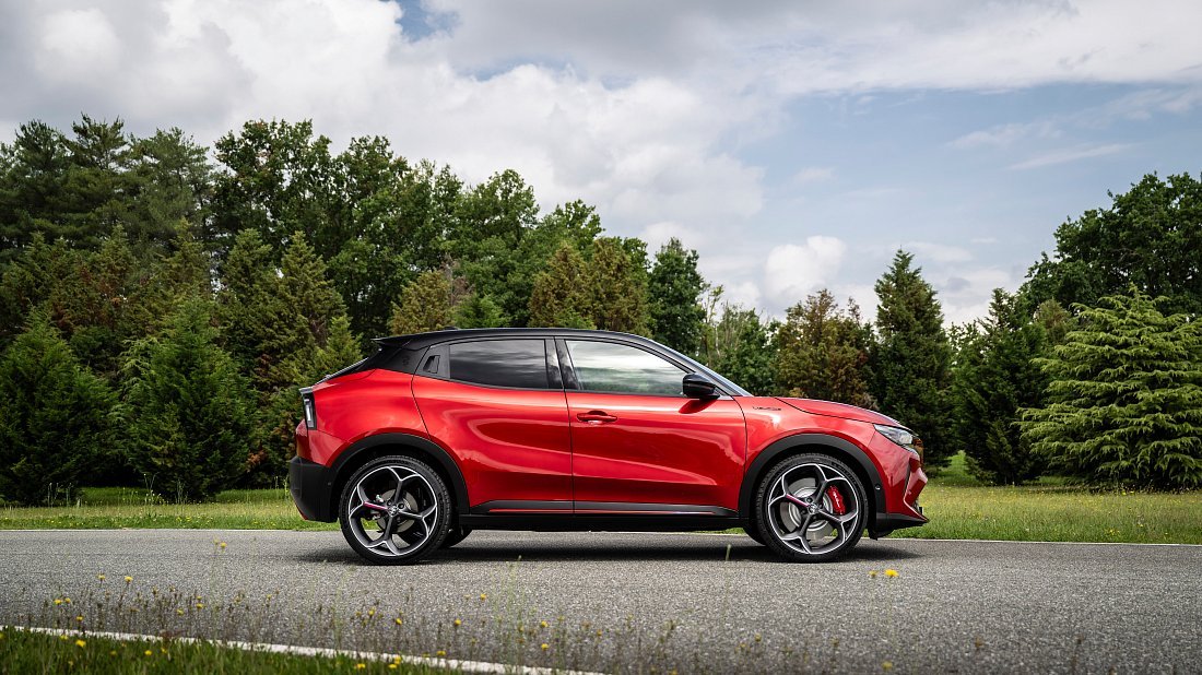 Фото Alfa Romeo Junior Elettrica 54 kWh (2024-...) вид сбоку