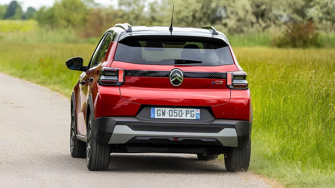 Citroën e-C3 (2024-…) вид сзади, задние фонари, багажник, спойлер, эмблема, бампер, экстерьер