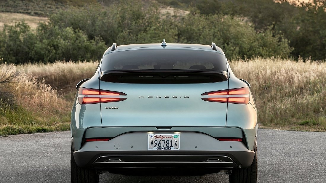 Genesis GV60 Advanced AWD (2022-…) вид сзади, задние фонари, багажник, спойлер, эмблема, бампер, экстерьер