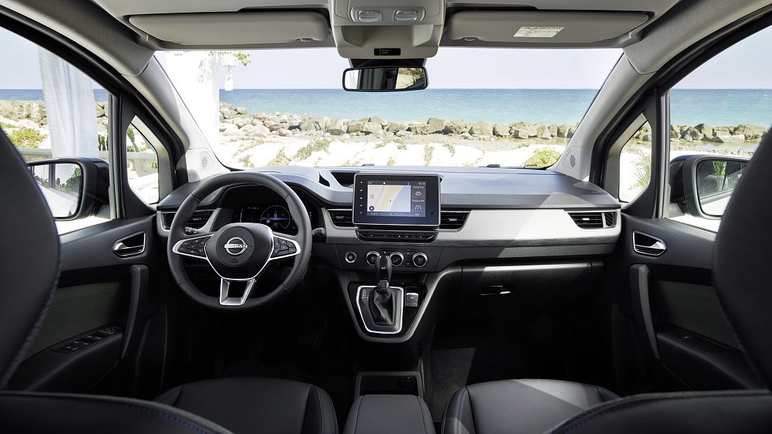 Nissan Townstar Evalia EV L2 (2024-…) интерьер, переднее сиденье, водительское сиденье, приборная панель, рулевое колесо, информационно-развлекательная система, кокпит
