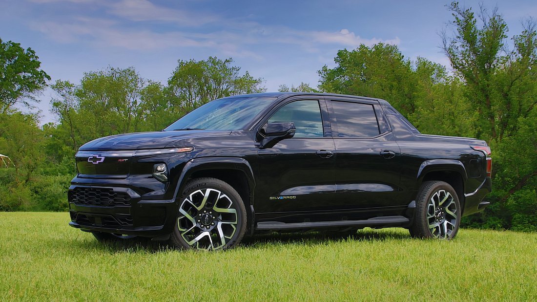 Chevrolet Silverado EV RST Max Range (2024-…) вид спереди, спереди сбоку, по диагонали, экстерьер