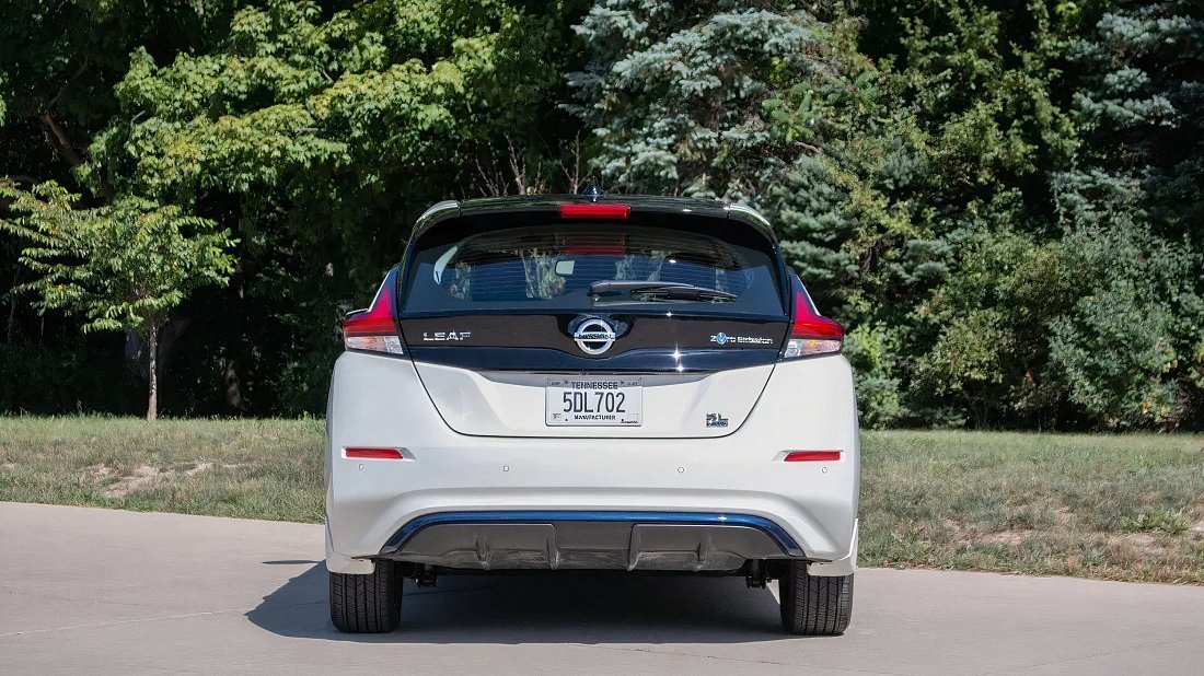 Nissan Leaf 62 kWh (2017-2022) вид сзади, задние фонари, багажник, спойлер, эмблема, бампер, экстерьер
