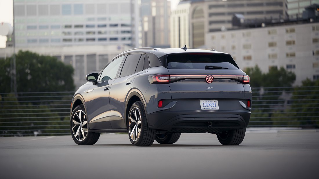 Volkswagen ID.4 Pro (2022-2024) вид сзади, задние фонари, багажник, спойлер, эмблема, бампер, экстерьер