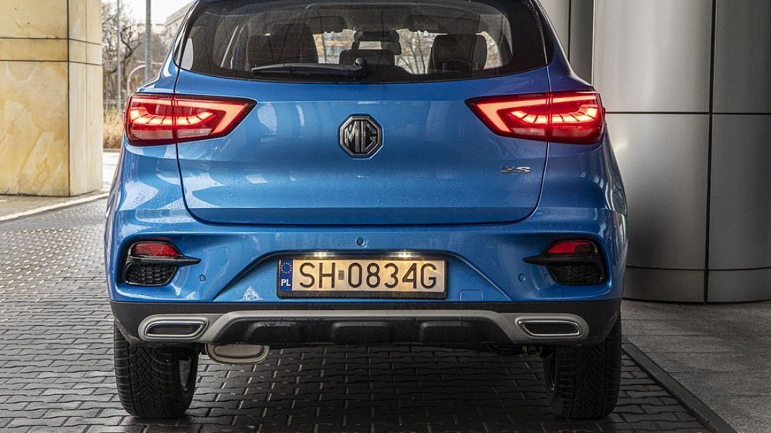 MG ZS EV Standard Range (2021-…) вид сзади, задние фонари, багажник, спойлер, эмблема, бампер, экстерьер