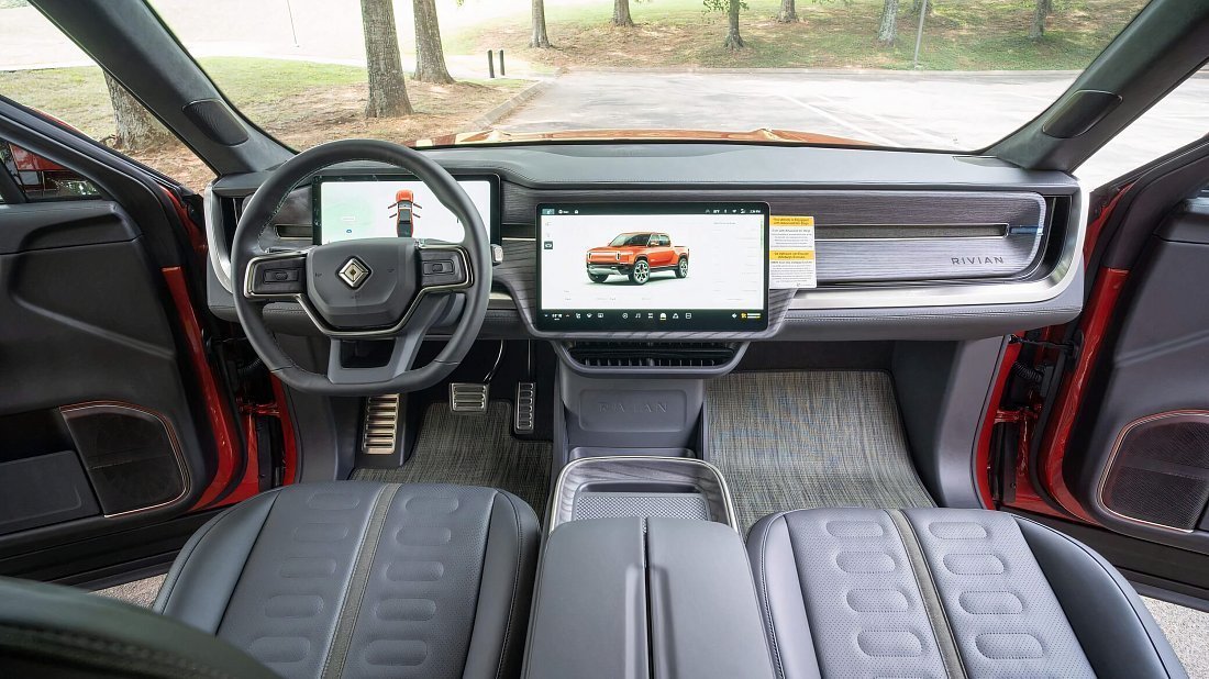 Rivian R1T Quad-Motor AWD Large (2022-…) интерьер, переднее сиденье, водительское сиденье, приборная панель, рулевое колесо, информационно-развлекательная система, кокпит