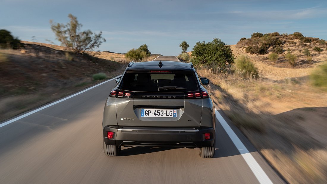 Peugeot e-2008 50 kWh (2023-…) вид сзади, задние фонари, багажник, спойлер, эмблема, бампер, экстерьер