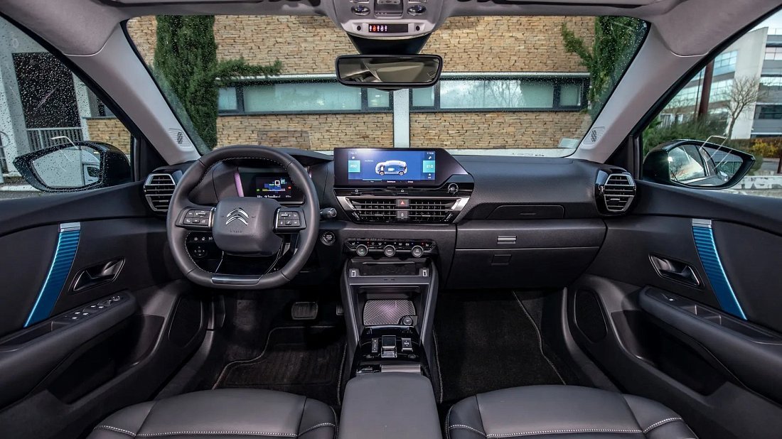 Citroën e-C4 50 kWh (2020-2024) интерьер, переднее сиденье, водительское сиденье, приборная панель, рулевое колесо, информационно-развлекательная система, кокпит