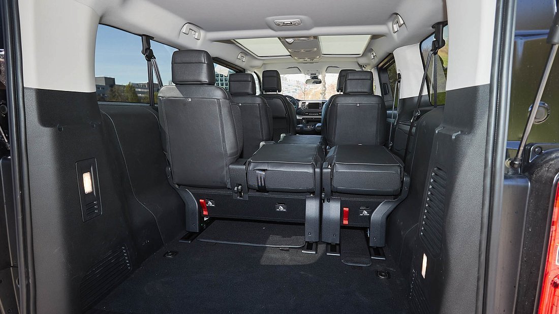 Opel Zafira Electric Life L 50 kWh (2020-2024) багажник, увеличенный объем, сиденья сложены, максимальный объем, максимальный груз, максимальная вместимость, максимальное пространство для хранения