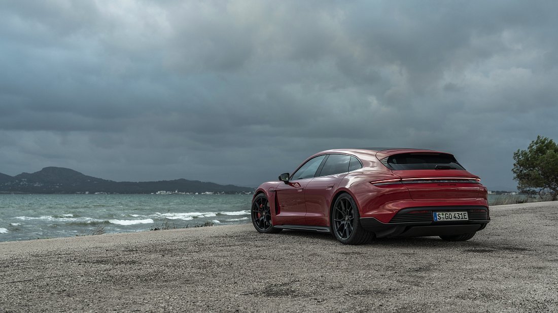 Porsche Taycan GTS Sport Turismo (2022-2024) задняя часть в три четверти, вид в три четверти, диагональ, экстерьер