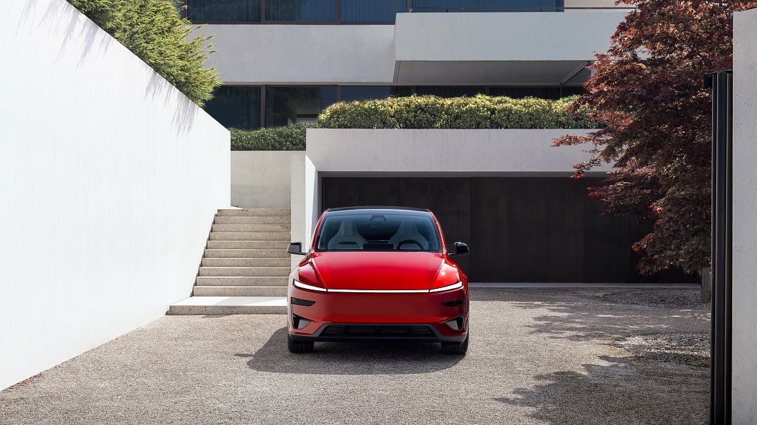 Фото Tesla Model Y Performance (2025-...) вид спереди