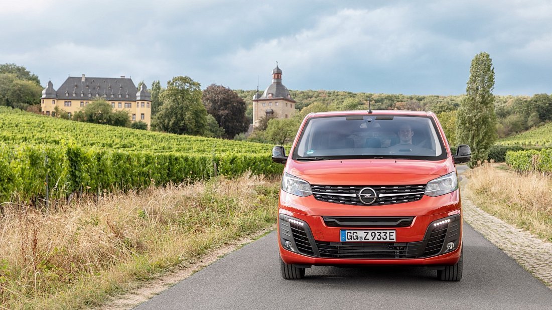 Opel Zafira Electric Life M 50 kWh (2020-2024) передняя часть, решетка радиатора, фары, бампер, экстерьер