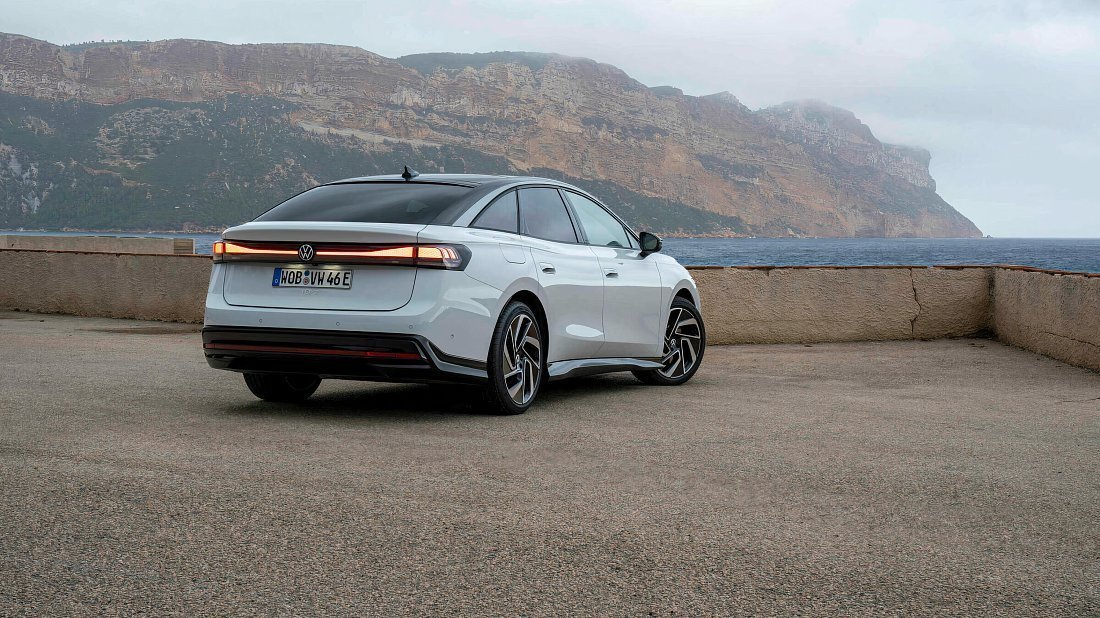 Фото Volkswagen ID.7 Pro (2023-…) задняя часть под углом