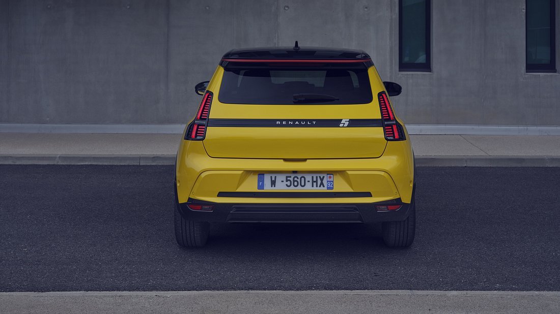 Renault 5 E-Tech EV40 95hp (2025-...) вид сзади, задние фонари, багажник, спойлер, эмблема, бампер, экстерьер