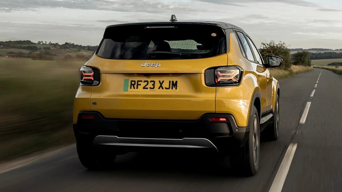 Jeep Avenger Electric (2023-…) задняя часть в три четверти, вид в три четверти, диагональ, экстерьер