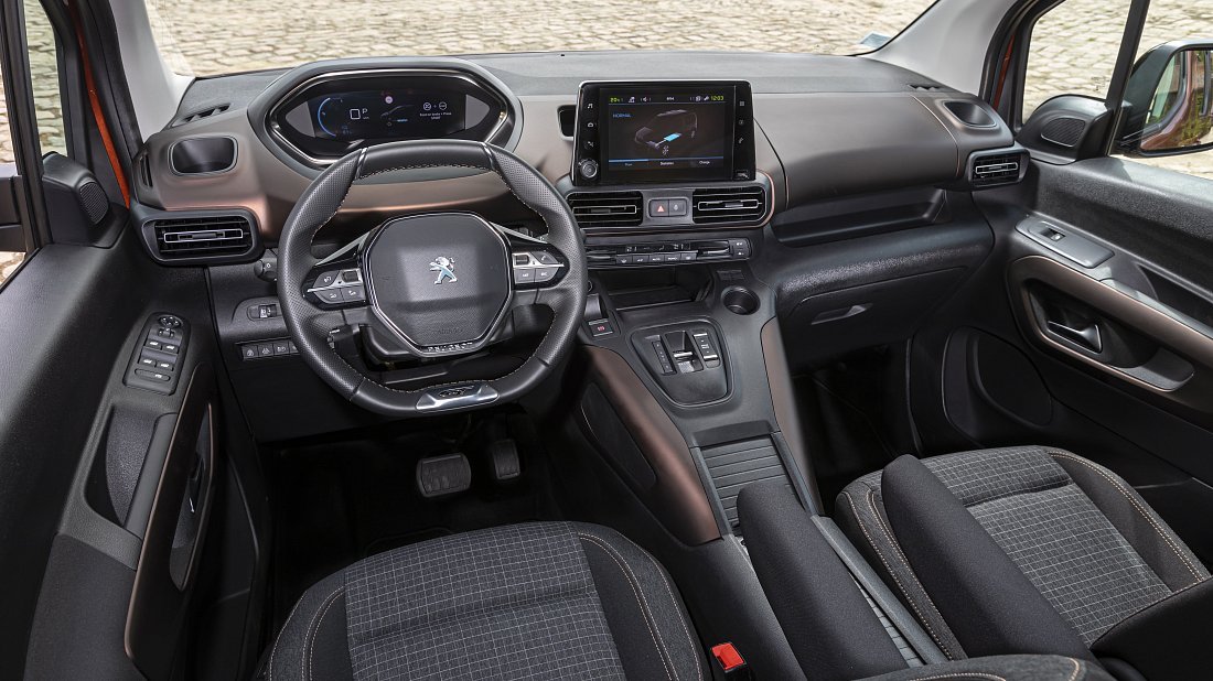Peugeot e-Rifter Standard 50 kWh (2021-2024) интерьер, переднее сиденье, водительское сиденье, приборная панель, рулевое колесо, информационно-развлекательная система, кокпит