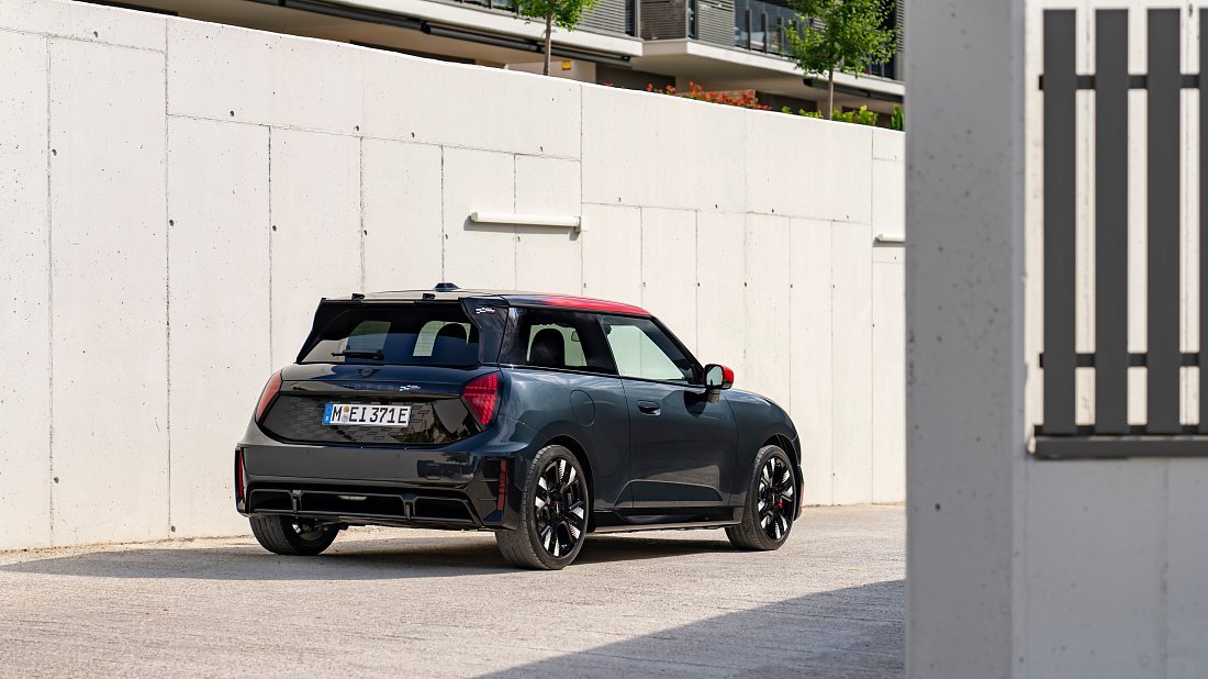 Mini Cooper JCW (2024-…) задняя часть в три четверти, вид в три четверти, диагональ, экстерьер