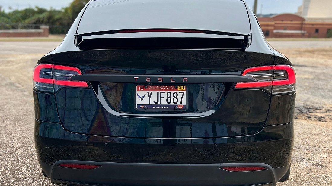 Tesla Model X Standard Range (2019-2020) вид сзади, задние фонари, багажник, спойлер, эмблема, бампер, экстерьер