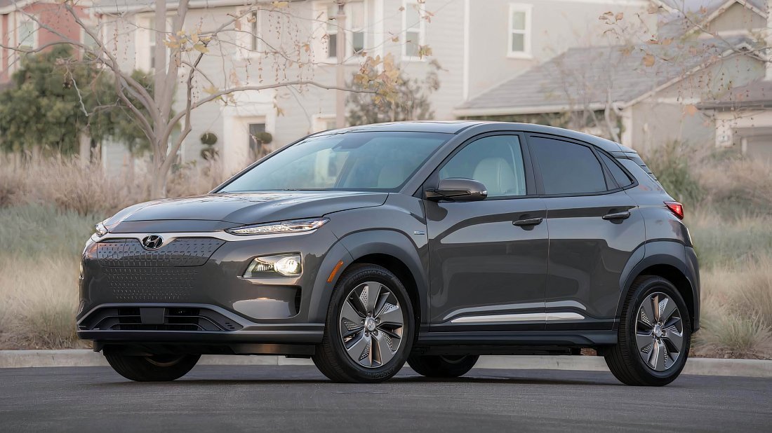 Hyundai Kona Electric Long Range (2018-2019) вид спереди, спереди сбоку, по диагонали, экстерьер