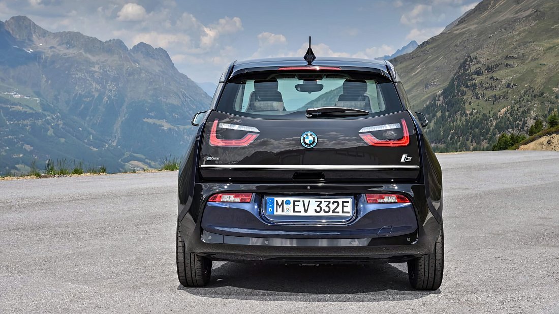 BMW i3 BEV 120 Ah (2018-2022) вид сзади, задние фонари, багажник, спойлер, эмблема, бампер, экстерьер