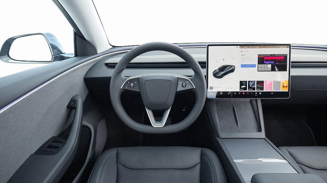 Tesla Model 3 RWD (2023-…) интерьер, переднее сиденье, водительское сиденье, приборная панель, рулевое колесо, информационно-развлекательная система, кокпит