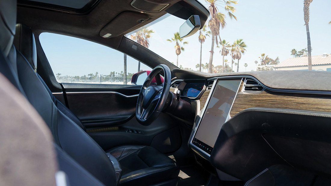 Tesla Model S 85 (2012-2016) интерьер, переднее сиденье, водительское сиденье, приборная панель, рулевое колесо, информационно-развлекательная система, кокпит