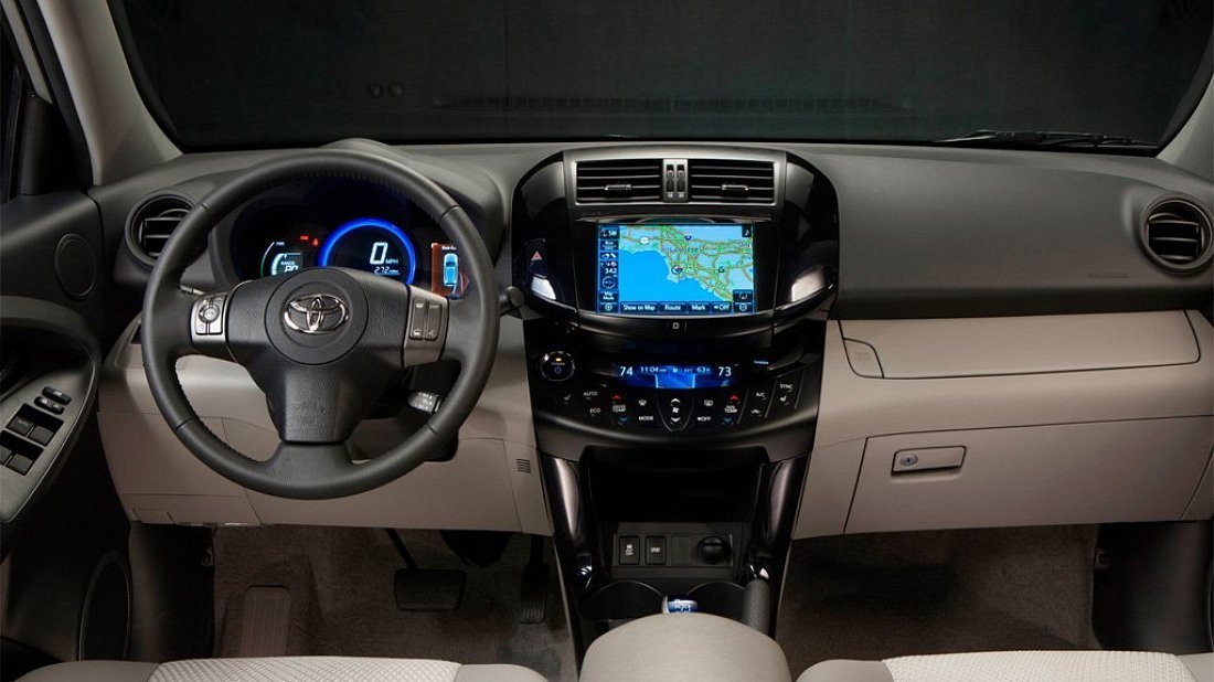Toyota RAV4 EV Gen 2 (2012-2014) интерьер, переднее сиденье, водительское сиденье, приборная панель, рулевое колесо, информационно-развлекательная система, кокпит