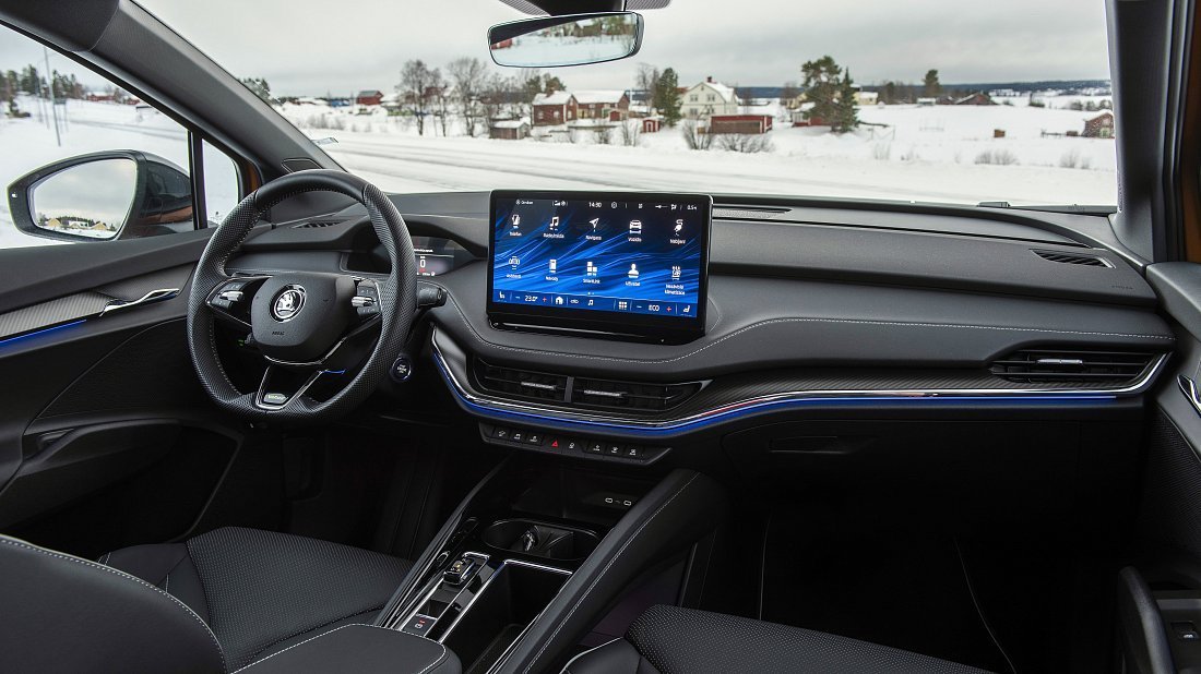 Škoda Enyaq Coupe iV RS (2022-2023) интерьер, переднее сиденье, водительское сиденье, приборная панель, рулевое колесо, информационно-развлекательная система, кокпит